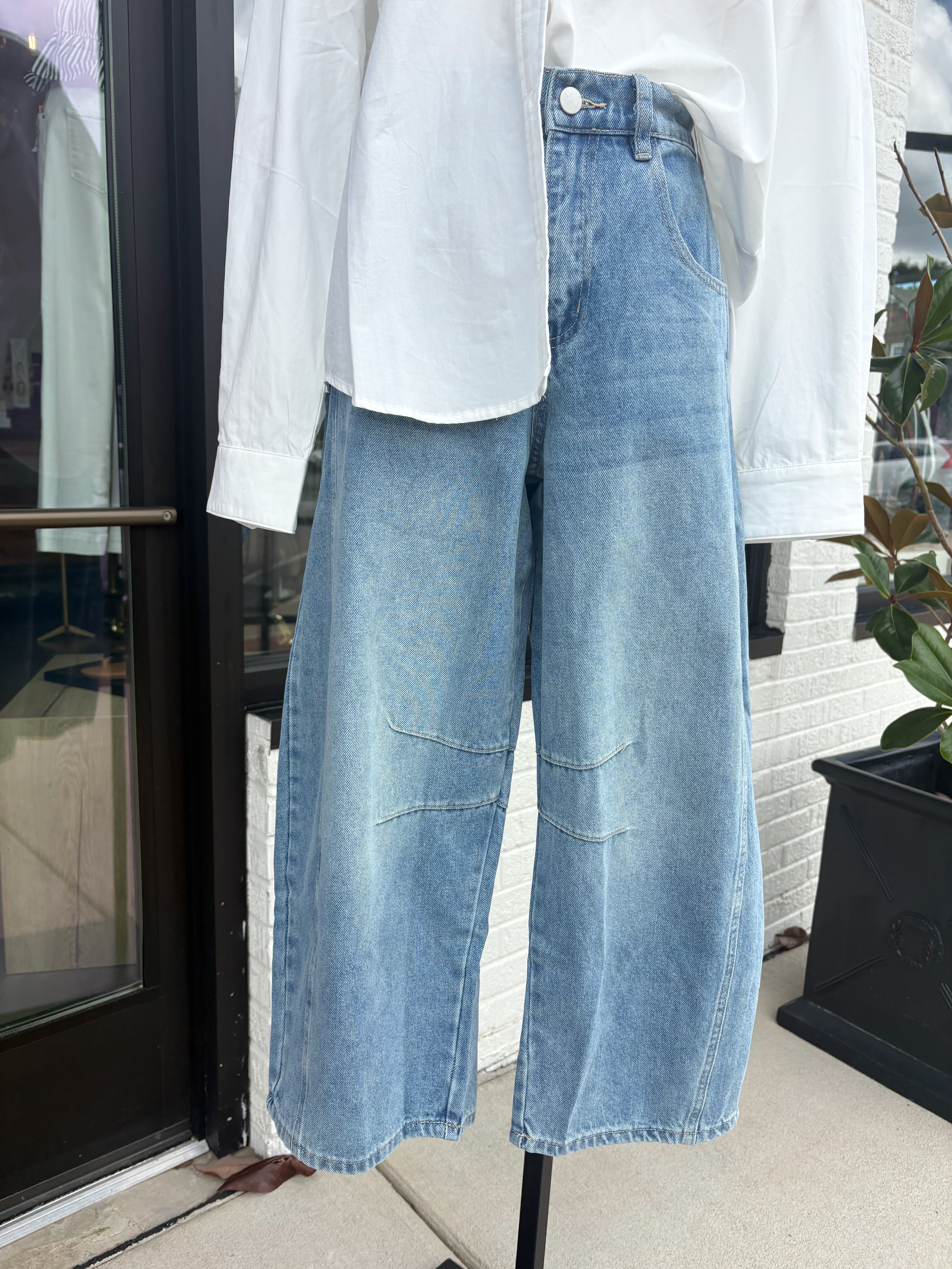 Walking On Barrel Jeans